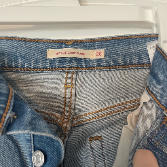 Ribcage Crop Flare jeans with button closure and frayed hem. - Picture 3 of 4